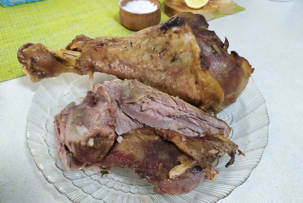 Голень индейки в духовке