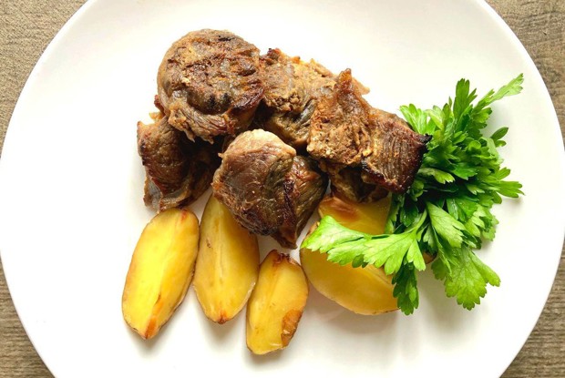 Запеченная говядина с картофелем