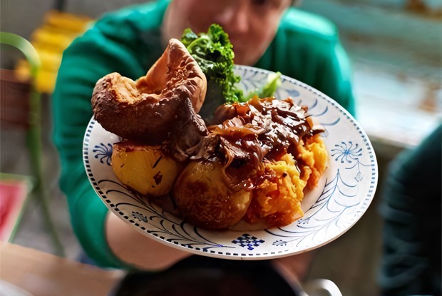 Запеченная говяжья грудинка с овощным пюре и булочками