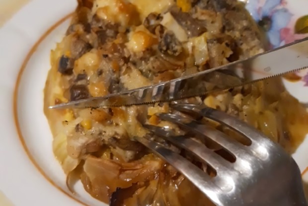 Запеченная капуста с грибами, сыром и яйцами