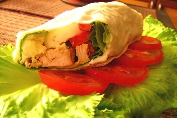 Запеченная куриная грудка с перцем в лаваше или пите с луком