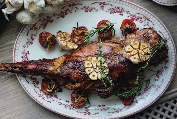 Запеченная нога ягненка со специями