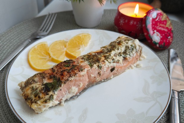 Запеченная семга в сливках и зелени