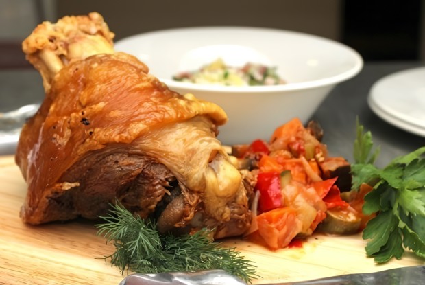 Запеченная свиная рулька с обжаренным картофелем и тушеной квашеной капустой