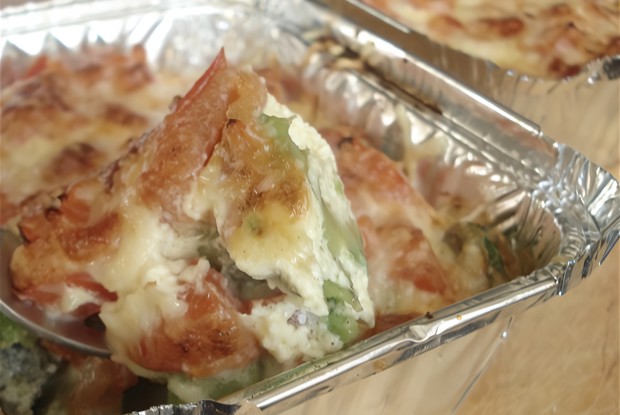 Запеченные авокадо с помидорами под яично-сливочным соусом