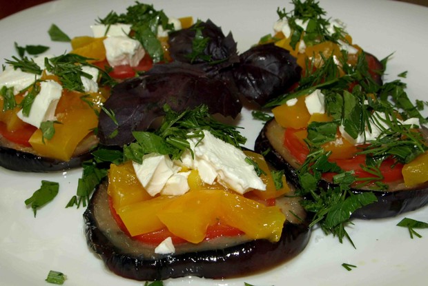 Запеченные баклажаны с болгарским перцем, помидорами и брынзой