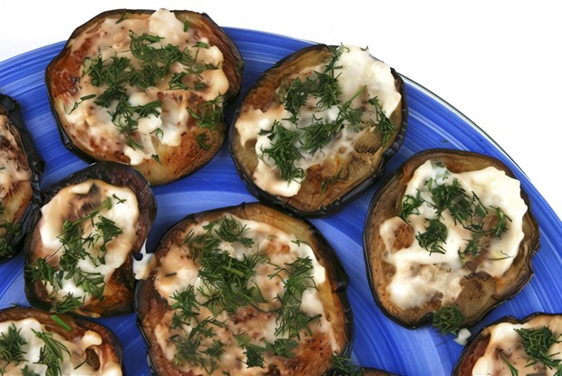 Запеченные баклажаны с чесноком и хлебной крошкой