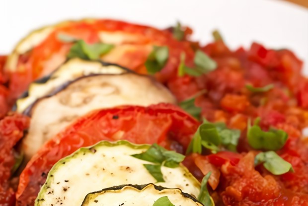 Запеченные цукини с томатами, чесноком и тимьяном