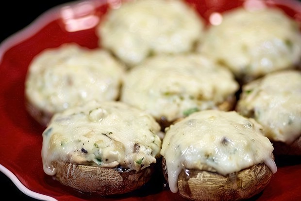 Запеченные грибы фаршированные курицей и сыром