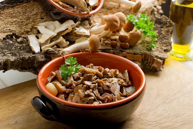 Запеченные грибы с чесноком и травами