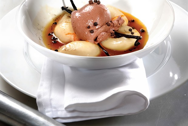 Запеченные груши с шоколадным мороженым и оливковым маслом