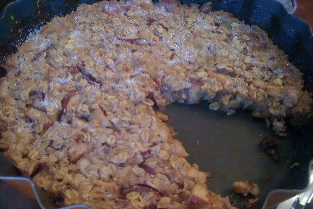 Запеченные хлопья с яблоком и корицей