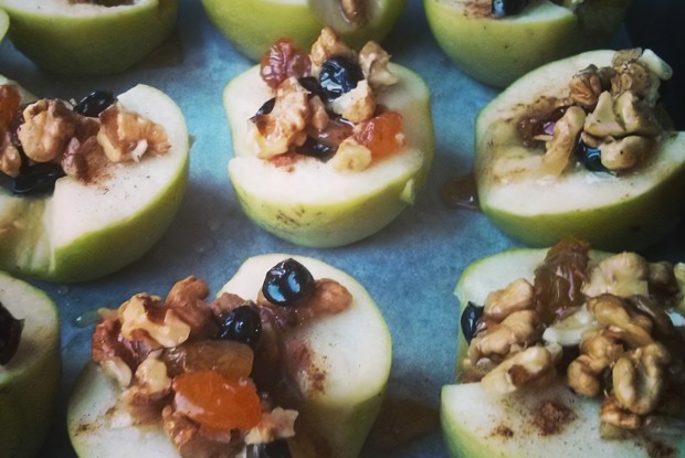 Запеченные яблоки с изюмом, орехами и корицей