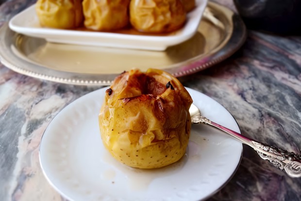 Запеченные яблоки с корицей и медом