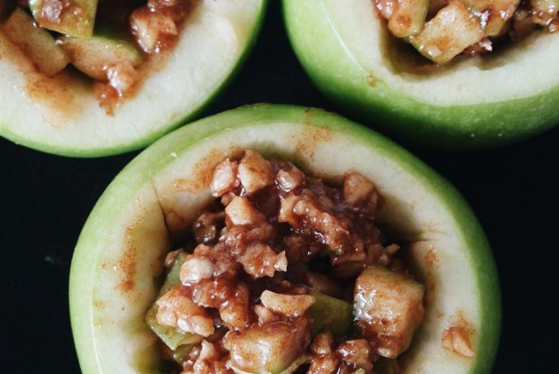 Запеченные яблоки с медом и орехами