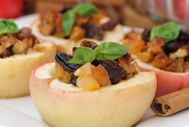 Запеченные яблоки с орехами и сухофруктами