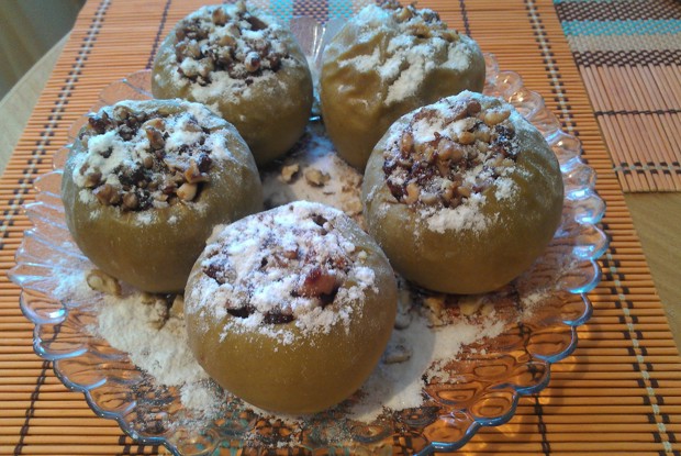 Запеченные яблоки с орехами и вареньем