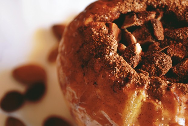 Запеченные яблоки с орехами, изюмом, медом и корицей