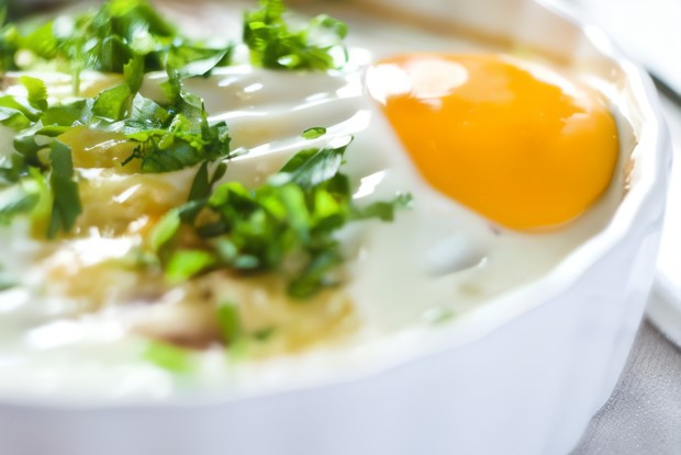 Запеченные яйца с грибами, чеддером и красным перцем