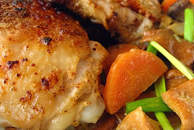 Запеченные куриные бедрышки в кефирном соусе с морковью