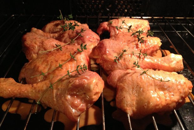 Запеченные куриные ножки, маринованные в кокосовом молоке со специями тандури