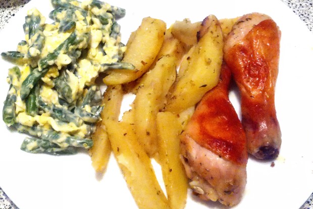 Запеченные куриные ножки с картофелем и прованскими травами