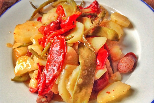 Запеченные овощи с сырокопчеными колбасками и гороховыми стручками