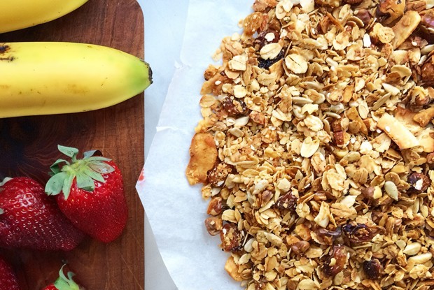 Запеченные овсяные мюсли с орехами и кокосовыми хлопьями