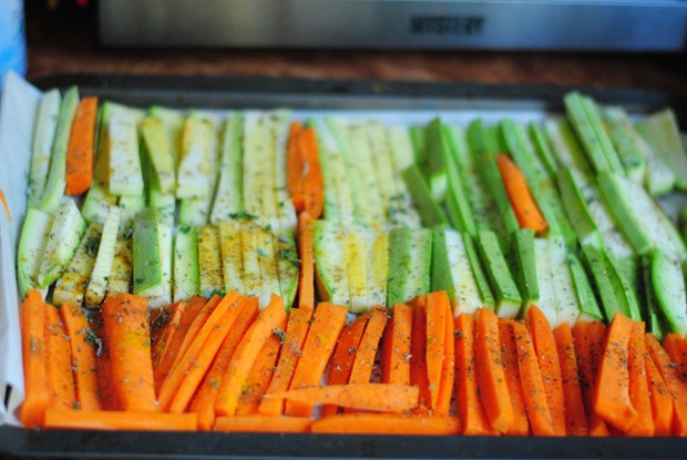 Запеченные палочки из кабачков и моркови