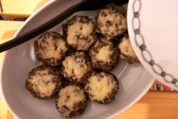 Запеченные шампиньоны фаршированные курицей и луком