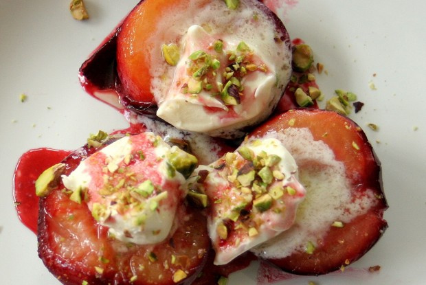 Запеченные сливы с мороженым