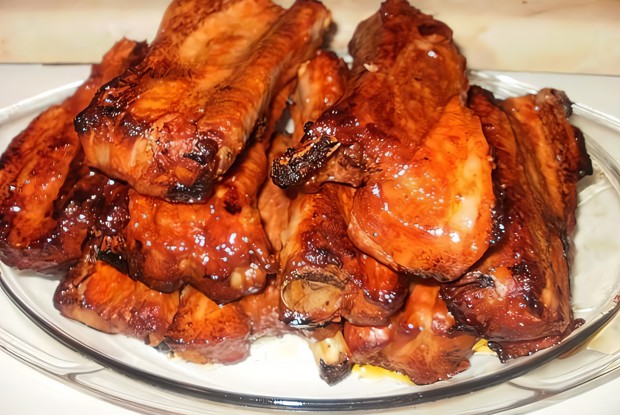 Запеченные свиные ребрышки с медом