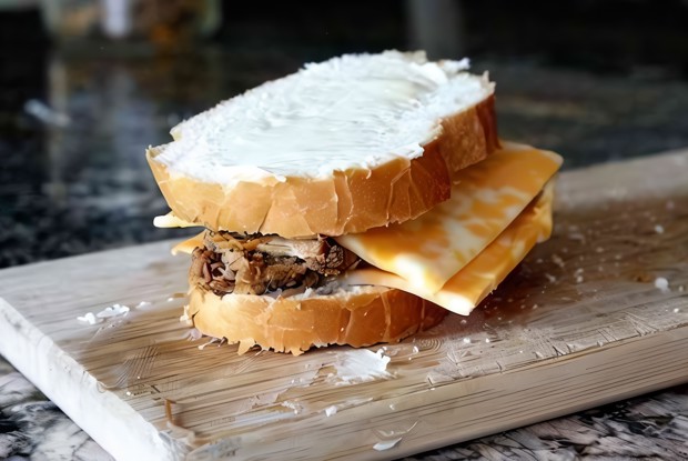 Запеченный бутерброд с сыром и мясом