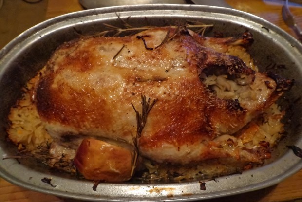 Запеченный гусь с яблоками и квашеной капустой