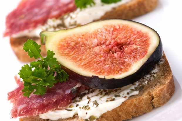 Запеченный инжир с пармской ветчиной и сыром