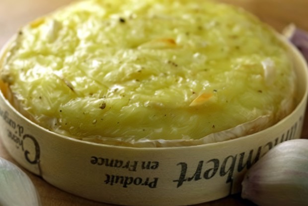 Запеченный камамбер с чесноком