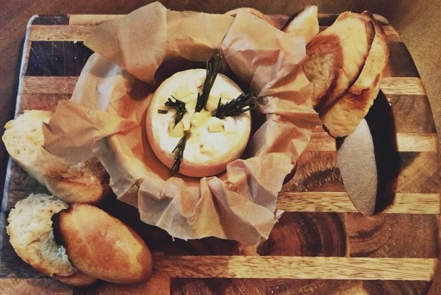 Запеченный камамбер с тимьяном, чесноком и чесночным хлебом