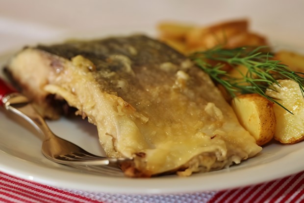 Запеченный карп без костей в собственном соку, в специях и лимоне