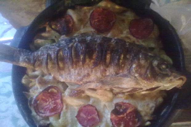 Запеченный карп или сазан с картошкой и луком