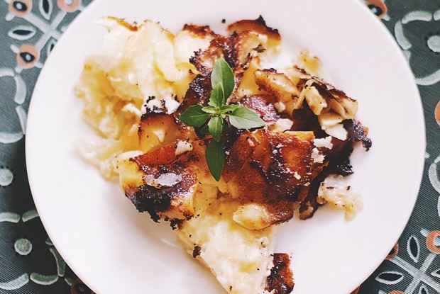 Запеченный картофель в сливках и чесноке (Gratin dauphinoise)