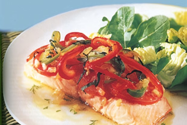 Запеченный лосось под болгарским перцем и помидорами