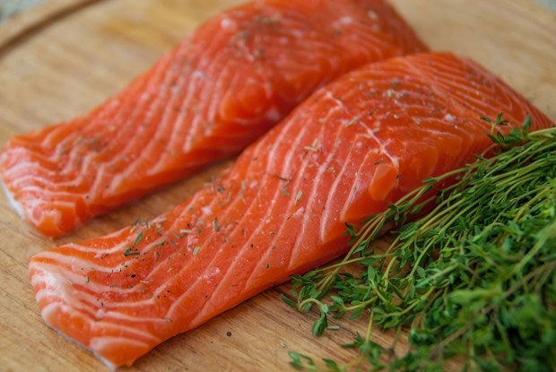 Запеченный лосось в тесте из песто на картофельно-маковой подушке