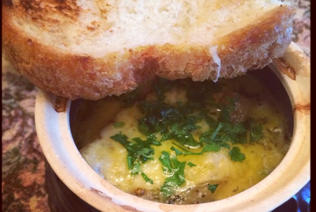 Запеченный луковый суп с украинским оттенком