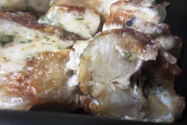 Запеченный минтай на луке и моркови