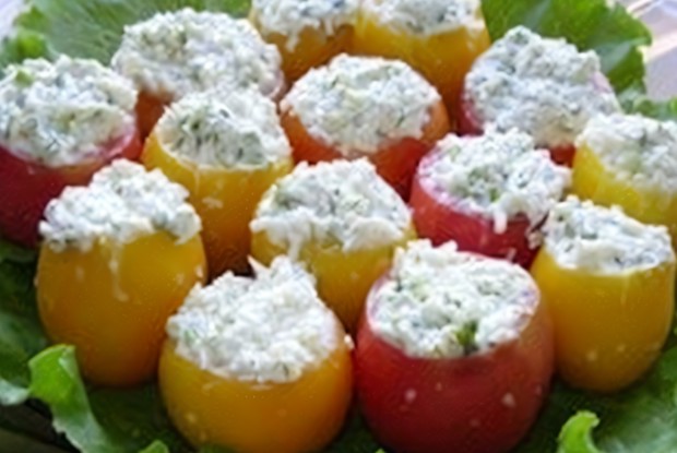 Запеченный перец, фаршированный брынзой