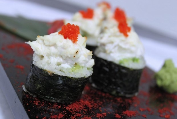 Запеченный ролл с крабом и авокадо