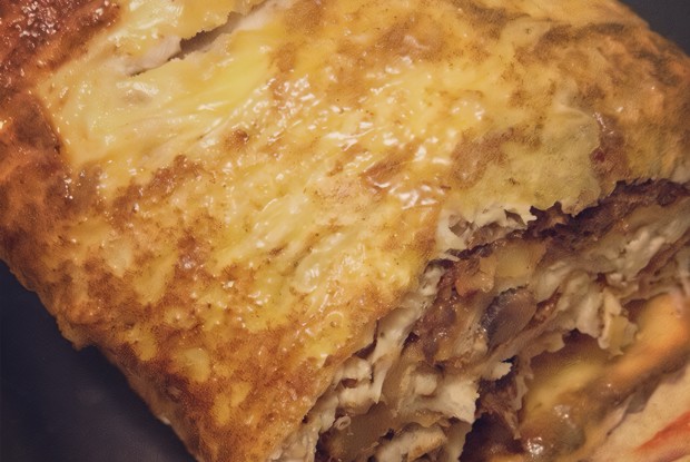 Запеченный рулет из лаваша с курицей и грибами