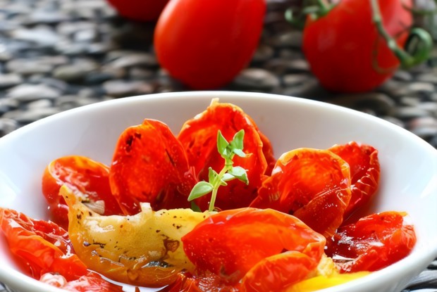 Запеченный сыр бри с вялеными томатами, чесноком и тимьяном