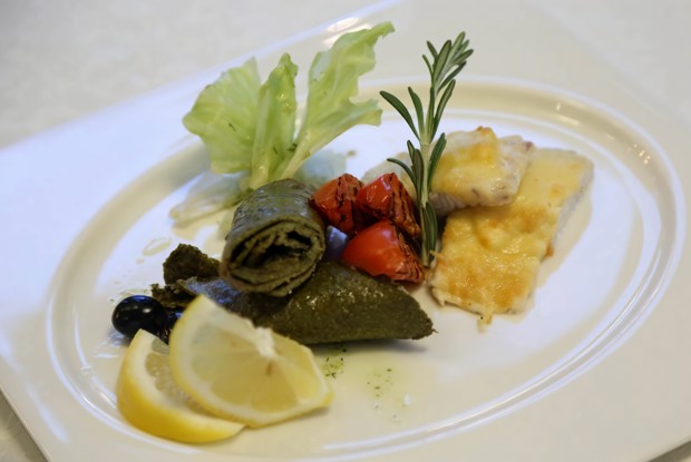 Запеченный судак под сыром с омлетом