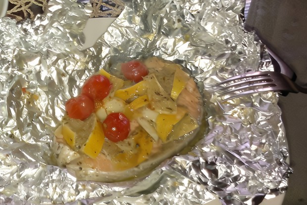 Запеченный в фольге лосось с черри и лимоном